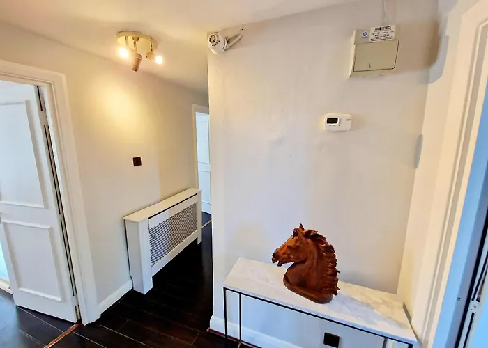 Stunning Hyde Park Home With Private Balcony & Lift Elevator Access